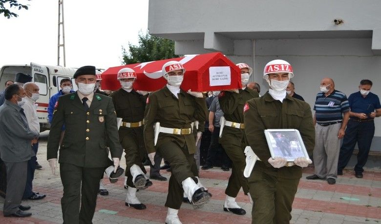 Kore gazisi, son yolculuğuna uğurlandı - Samsun’un Alaçam ilçesinde 89 yaşında hayatını kaybeden Kore Gazisi Hamit Altınkaynak, askeri törenle son yolculuğuna uğurlandı.