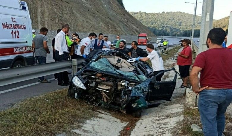 Bariyerlere çarpan otomobilhurdaya döndü: 3 yaralı - Samsun’da bariyerlere çarpıp takla atan otomobilde bulunan 3 kişi yaralandı.