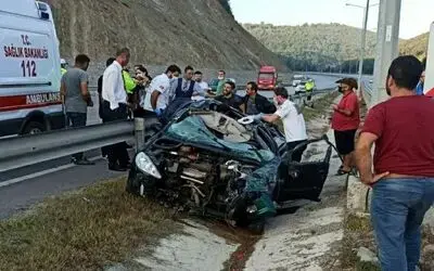 Bariyerlere çarpan otomobil hurdaya döndü: 3 yaralı
