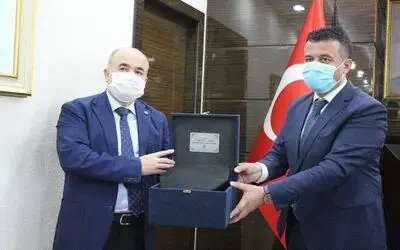 Vali Dağlı’ya yumurta topuk ayakkabı ve 8 köşe kasket

