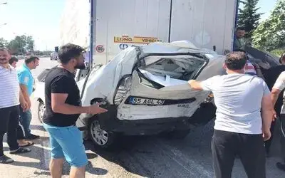 Hafif ticari araç iki tırın arasında preslendi: 1 ölü, 1 yaralı
