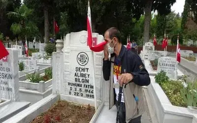 Görme engelli vatandaş 20 senedir şehitlikte Kur’an okuyor
