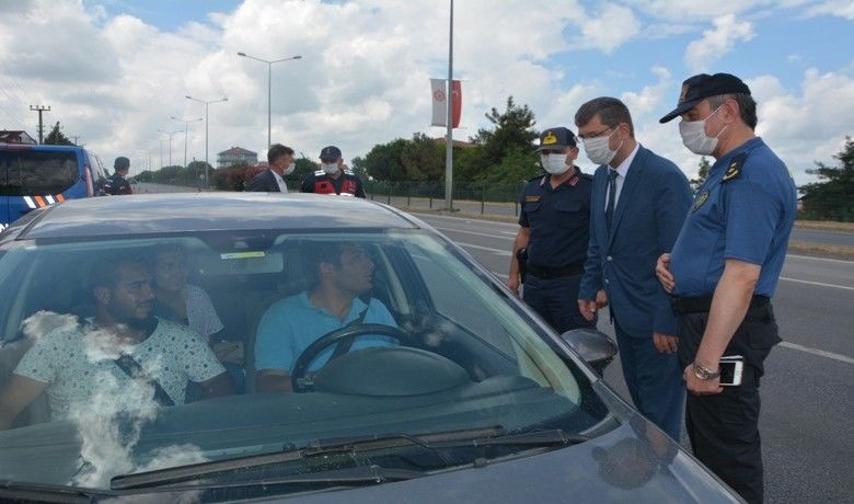 19 Mayıs Kaymakamı göreve hızlı başladı - Van Vali Yardımcılığından Samsun 19 Mayıs İlçe Kaymakamlığına atanan İbrahim Civelek, göreve başlar başlamaz yol kontrolüne katıldı.