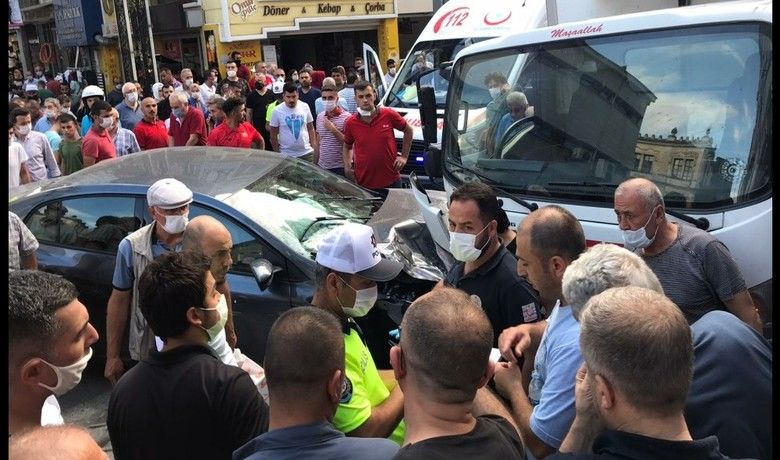 Gaz pedalı takılan otomobil önceyayaya sonra kamyona çarptı: 2 yaralı - Samsun’da gaz pedalı takılan otomobilin önce yayaya, ardından da kamyona çarptığı kazada 2 kişi yaralandı.