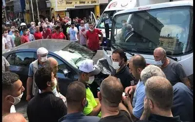Gaz pedalı takılan otomobil önce yayaya sonra kamyona çarptı: 2 yaralı
