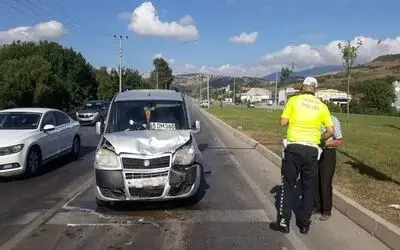 Samsun’da kamyonet kırmızı aşıkta bekleyen otomobile çarptı: 2 yaralı
