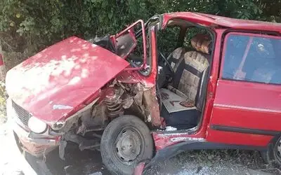 2 otomobil kafa kafaya çarpıştı: 3 yaralı

