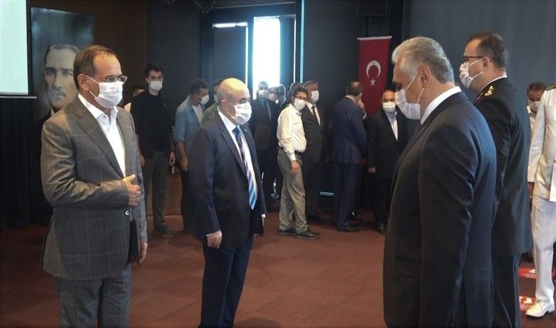 Samsun protokolü bayramlaştı
 - Samsun’da protokol üyeleri pandemi kurallarına göre düzenlenen programda bayramlaştı. Samsun Valisi Dr. Zülkif Dağlı korona virüse karşı uyararak, "Mutlaka maskemizi takalım. 1.5 metre fiziksel mesafeye mutlaka uyalım” dedi.