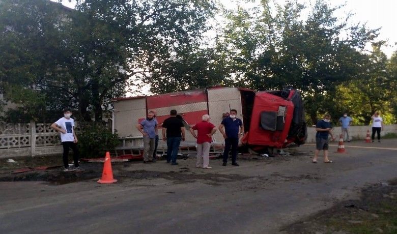 Samsun’da yangına giden itfaiyearacı devrildi: 2 yaralı - Samsun’da yangına giden itfaiye aracının devrilmesi sonucu 2 itfaiye personeli yaralandı.