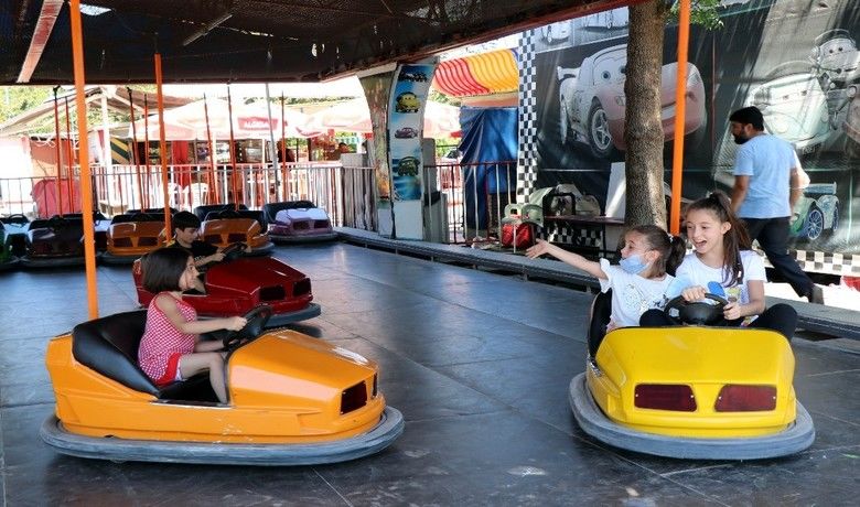 Lunaparklar bu bayram boş kaldı
 - SAMSUN (İHA) – Samsun’da daha önceki bayramlarda çocuklarla dolup taşan lunaparklar bu bayram boş kaldı.