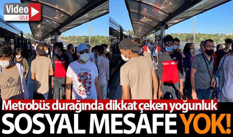 Küçükçekmece metrobüs durağındadikkat çeken yoğunluk - Kurban Bayramı’nın üçüncü gününde metrobüste oluşan yoğunluk dikkat çekerken, vatandaşların sosyal mesafeyi kuralını hiçe saydığı görüldü. Metrobüs seferlerinin az olması sebebiyle ise durakta uzun kuyruklar oluştu.BUGÜN NELER OLDU?