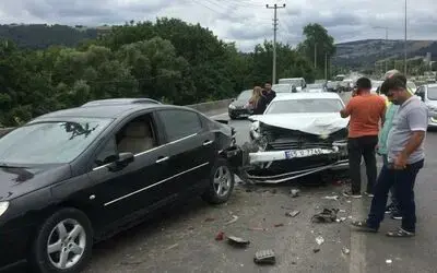 Otomobil kırmızı ışıkta 2 araca çarptı: 3 yaralı
