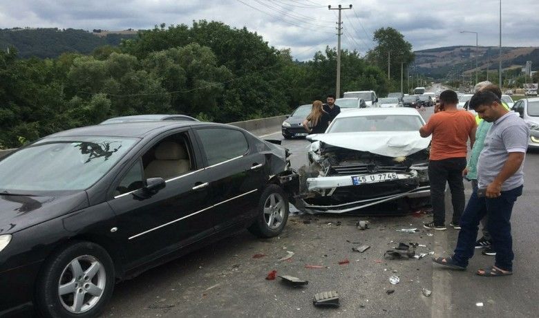 Otomobil kırmızı ışıkta 2 araca çarptı: 3 yaralı
 - Samsun’da otomobilin kırmızı ışıkta 2 otomobile arkadan çarpması sonucu meydana gelen trafik kazasında 3 kişi yaralandı.