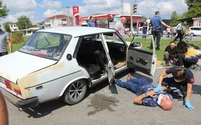 Motosikletli trafik polisi ile otomobil çarpıştı: 4 yaralı