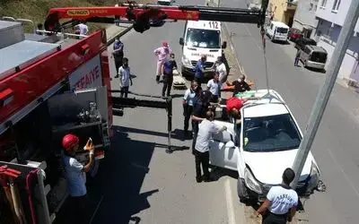 Kazada askıda kalan otomobilde can pazarı
