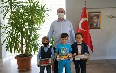 Buldukları parayı zabıtaya teslim eden çocuklara ödül
