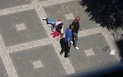 Gündüz vakti parkta alkol alan şahıslar ortalığı birbirine kattı
