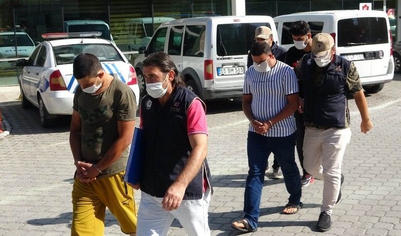 Samsun’da DEAŞ’tan 4kişinin gözaltı süresi uzatıldı - Samsun’da terör örgütü DEAŞ’a yönelik düzenlenen eş zamanlı operasyonda gözaltına alınan yabancı uyruklu 4 kişinin gözaltı süreleri uzatılırken, 1 kişi ise mahkemece adli kontrol şartıyla serbest bırakıldı.