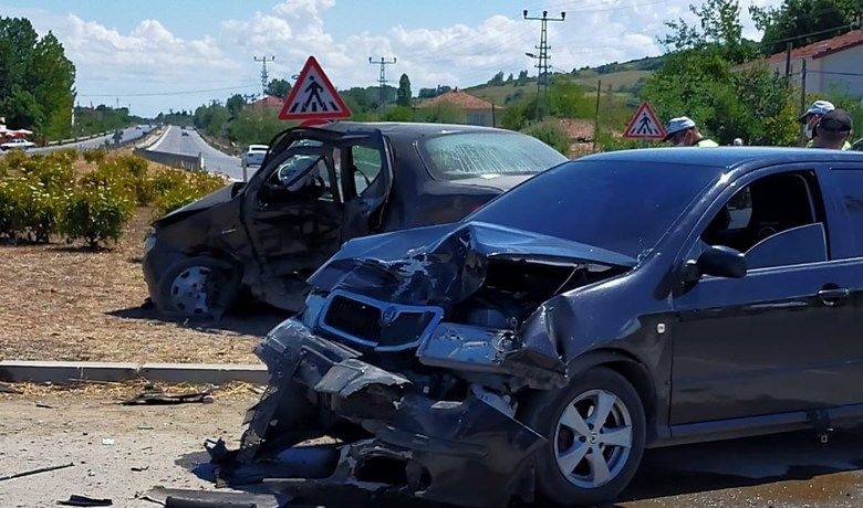 Alaçam’da kaza: 3 yaralı - Samsun’un Alaçam ilçesinde meydana gelen trafik kazasında 3 kişi yaralandı.