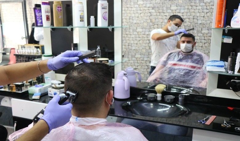 Berberlerin ’elektrik, su, sigortave vergi’ indirimi talebi - Samsun Berberler Odası Başkanı Zabit Pilan, korona virüsü sürecinde berberlerin işlerinin yarı yarıya düştüğünü ifade ederek, elektrik, su, sigorta ve vergi maliyetlerinin aşağıya çekilmesi gerektiğini söyledi.