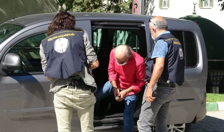 172 kaçak göçmenyakalanan tırın sürücüsü adliyede - Samsun’da şüphe üzerine durdurulan tırda yakalanan 172 kaçak göçmenlerle ile ilgili gözaltına alınan tır sürücüsü adliyeye sevk edildi.