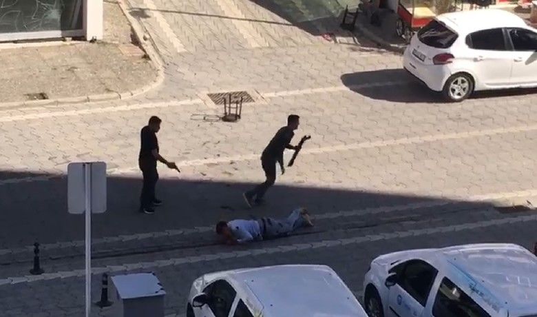 Samsun’da cinayet anı kamerada - Samsun’da silahlı saldırıya uğrayan genç hayatını kaybederken, saldırganların yerde yatan yaralı gence silah kabzası ve tüfek dipçiği vurup daha sonra da yine ateş etmeleri cep telefonu ile görüntülendi. Saldırıda Canik Belediyesi MHP Meclis Üyesi de kazara ayağından yaralandı.