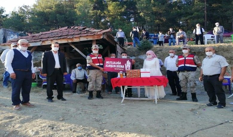 Jandarma mikrofonu elinealdı, mutluluklar dilerken uyardı