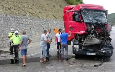Samsun’da kum yüklü tır salça yüklü tıra çarptı: 1 yaralı
