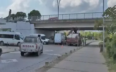 Vinç köprüye çarptı
