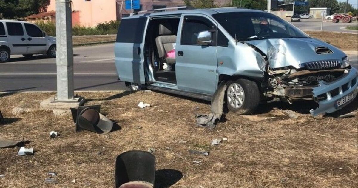 Minibüs sinyalizasyon direğine çarptı: 2 yaralı