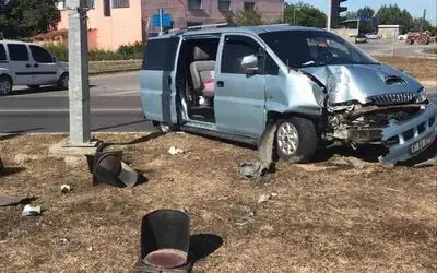 Minibüs sinyalizasyon direğine çarptı: 2 yaralı