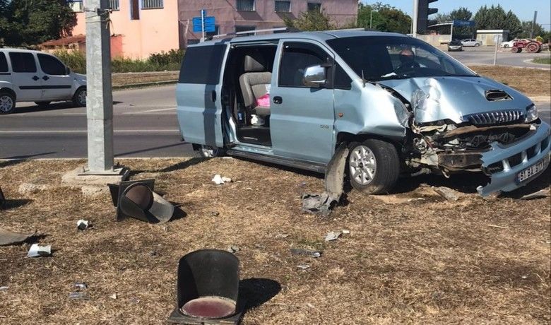 Minibüs sinyalizasyon direğine çarptı: 2 yaralı - Samsun’un Bafra ilçesinde minibüsün sinyalizasyon direğine çarptığı kazada 2 kişi yaralandı.