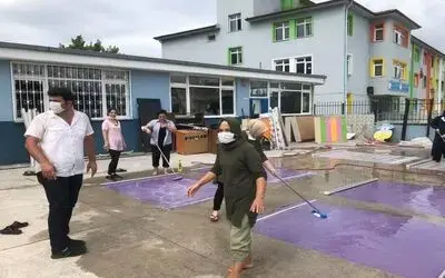 Okul müdürü ve öğretmenlerin tadilat ve temizlik mesaisi
