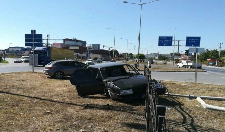 Bafra’da iki otomobil çarpıştı: 8 yaralı - Samsun’un Bafra ilçesinde 2 otomobilin çarpışması sonucu meydana gelen trafik kazasında 8 kişi yaralandı.
