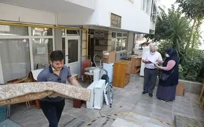 Vefat eden annesinin tüm eşyalarını ihtiyaç sahiplerine bağışladı
