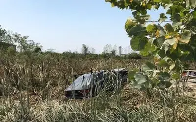 Otomobil bahçeye uçtu: 1 yaralı
