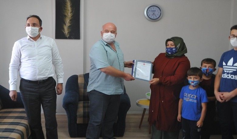 Hayırsever iş adamından ihtiyaçsahibi aileye daire sürprizi - Samsun’un Bafra ilçesinde hayırsever kardeşler, 4 çocuklu ihtiyaç sahibi bir aileye 200 bin liralık daire hediye etti. Büyük sürpriz yapılan inşaat işçisi baba bilmeden kendi evinin eşyalarını taşıdı.