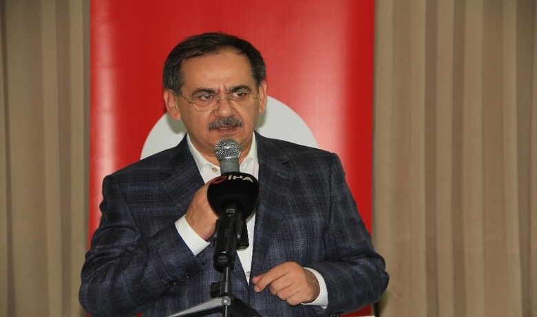 Başkan Demir: “Yaptığımızyol 820 kilometreyi buldu” - Samsun Büyükşehir Belediye Başkanı Mustafa Demir, “Şu anda 42 ekip sahada çalışıyor. Günde 6 bin ton yol temel malzemesi üretiyoruz. Bu sene yaptığımız yol 820 kilometreyi buldu” dedi.