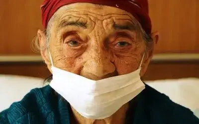 93 yaşında koronayı yendi, hastaneden alkışlarla uğurlandı
