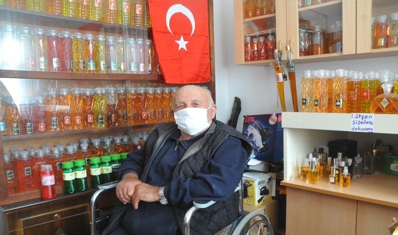 Alaçam'ın Kolonyacı amcası vefat etti - Samsun’un Alaçam ilçesinde 3 bin kolonya şişesiyle oluşturduğu koleksiyonu ile gündeme gelen Necmi Hopaç, 79 yaşında hayatını kaybetti.