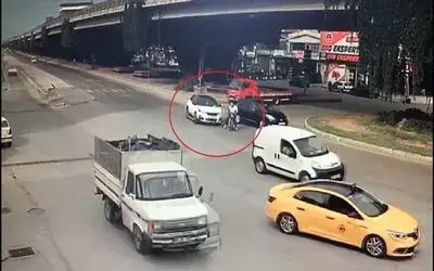 Otomobilin motosiklete çarpma anı güvenlik kamerasında
