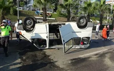 Samsun’da dolmuş minibüs ile otomobilin çarpıştığı kazada can pazarı yaşandı
