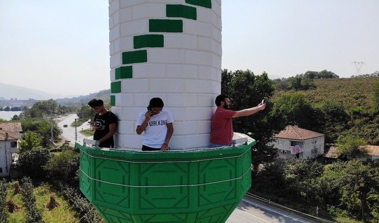 Telefon çekmeyen kırsal mahalledegörüşmek için minareye çıkıyorlar - Samsun’da telefon çekmeyen bir kırsal mahallede vatandaşlar görüşme yapmak için çareyi minareye çıkmakta buldu.