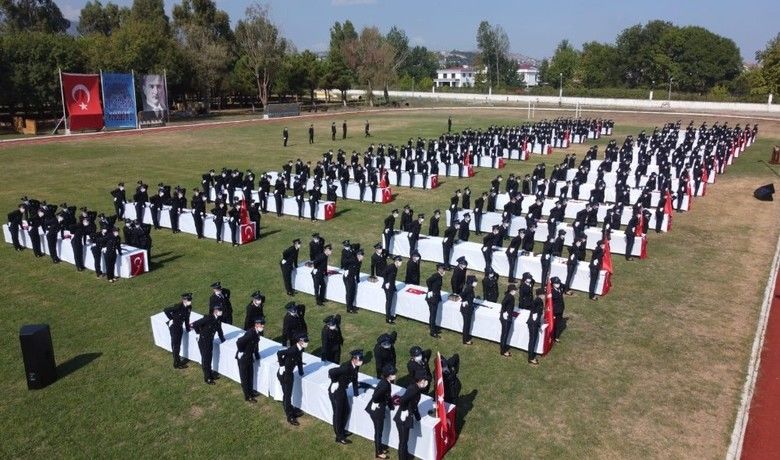 Polis teşkilatına 426 taze kan
 - Samsun 19 Mayıs Polis Meslek Yüksekokulunda eğitimlerini tamamlayan 426 öğrenci için pandemi kuralları çerçevesinde mezuniyet töreni düzenlendi.