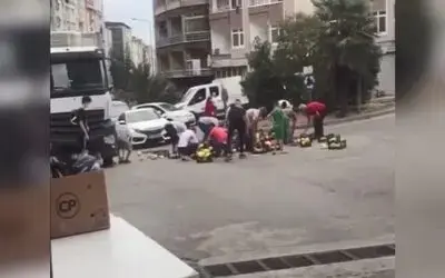 Samsun’da yola savrulan kavunlar el birliğiyle toplandı
