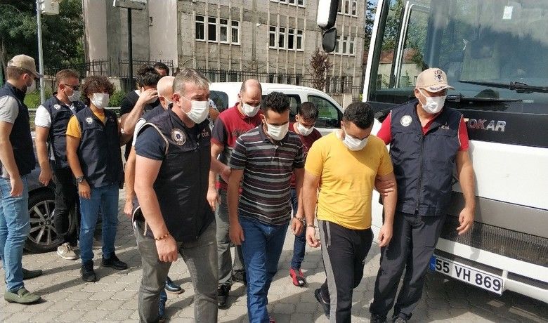 DEAŞ’tan gözaltına alınan 6yabancı uyruklunun gözaltı süresi uzatıldı - Samsun’da terör örgütü DEAŞ’a yönelik düzenlenen eş zamanlı operasyonda gözaltına alınan 6 yabancı uyruklu adliyeye sevk edilerek gözaltına süreleri 4 gün uzatıldı.