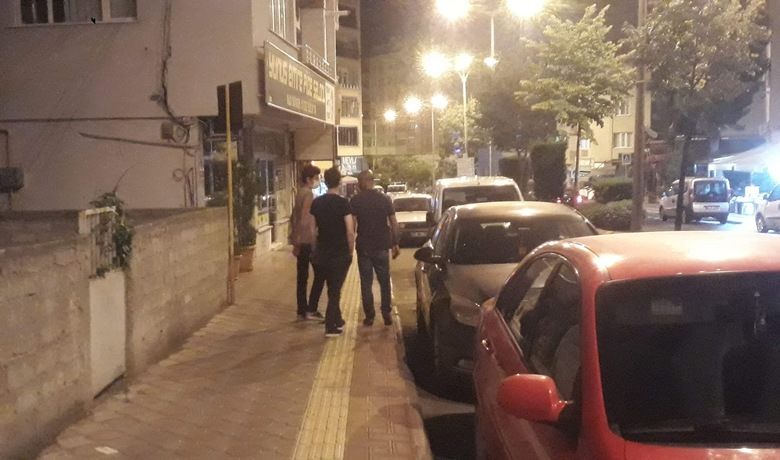 Ayakkabı Çalmak İçin ApartmanaGiren Hırsız Yakayı Ele Verdi - Samsun’un Bafra İlçesinde meydana gelen olayda 16 yaşındaki çocuk gözüne kestirdiği 6 katlı apartmana girerek ayakkabı çalarken yakalandı.