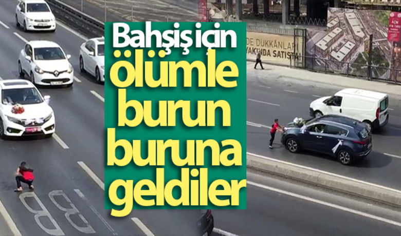 Bahşiş için ölümle burun buruna geldiler - İstanbul’da E-5 Otoyolunda bahşiş alabilmek için iki çocuk kendilerini, yoldan geçen gelin arabalarının önüne attı. Zaman zaman ölüm ile karşı karşıya kalan ve polislerin uyarılarına rağmen devam eden çocukların, o anları cep telefonu kamerasına yansıdı.BUGÜN NELER OLDU?