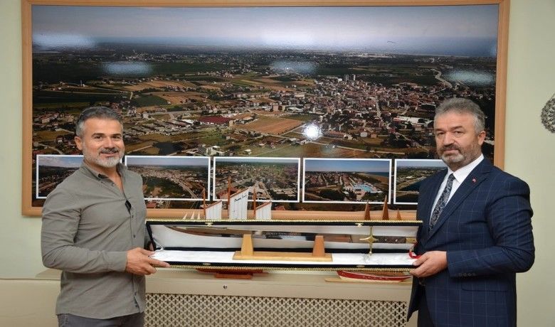 Başkan Topaloğlu’ndan Suat Kılıç’a Osmanlı kılıcı
 - Eski Gençlik ve Spor Bakanı Suat Kılıç, 19 Mayıs Belediye Başkanı Osman Topaloğlu’nu makamında ziyaret etti. Ziyarette ilçede devam eden projeler hakkında fikir alışverişinde bulunan Başkan Topaloğlu, eski Bakan Suat Kılıç’a ilçeye kazandırdığı yatırımlarından dolayı teşekkür ederek, ziyaret anısına Osmanlı el yapımı kılıç hediye etti.