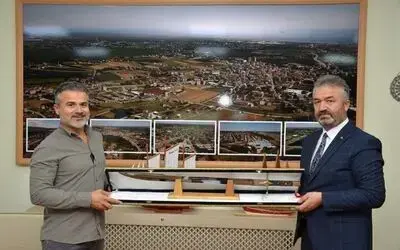 Başkan Topaloğlu’ndan Suat Kılıç’a Osmanlı kılıcı
